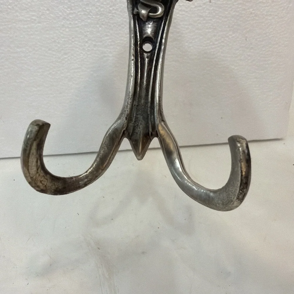 Decorative Silver Tone Metal Door Knob Style Wall Two Hook Robe Towel Holder
